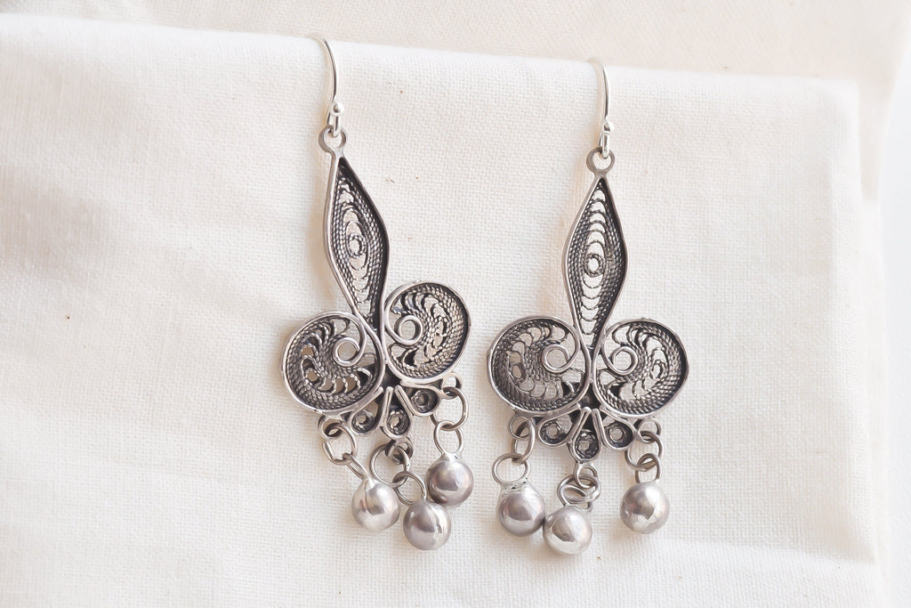 Vintage Fleur-de-Lis Filigree Earrings