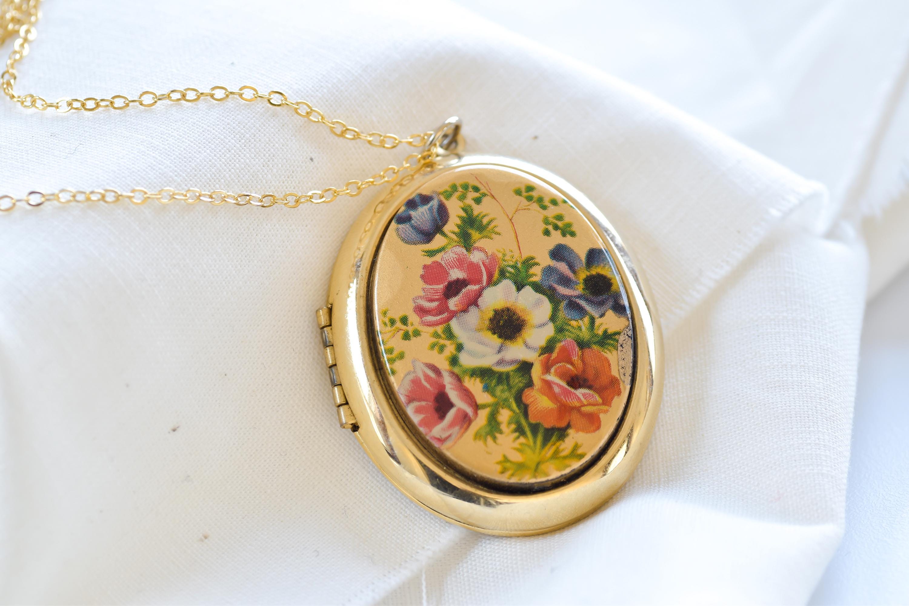 Antique Style Vintage Oval Locket Floral Pendant Necklace | Gold Plated Estate Charm Flower