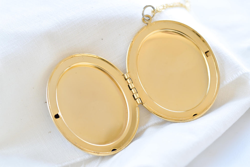 Antique Style Vintage Oval Locket Floral Pendant Necklace | Gold Plated Estate Charm Flower