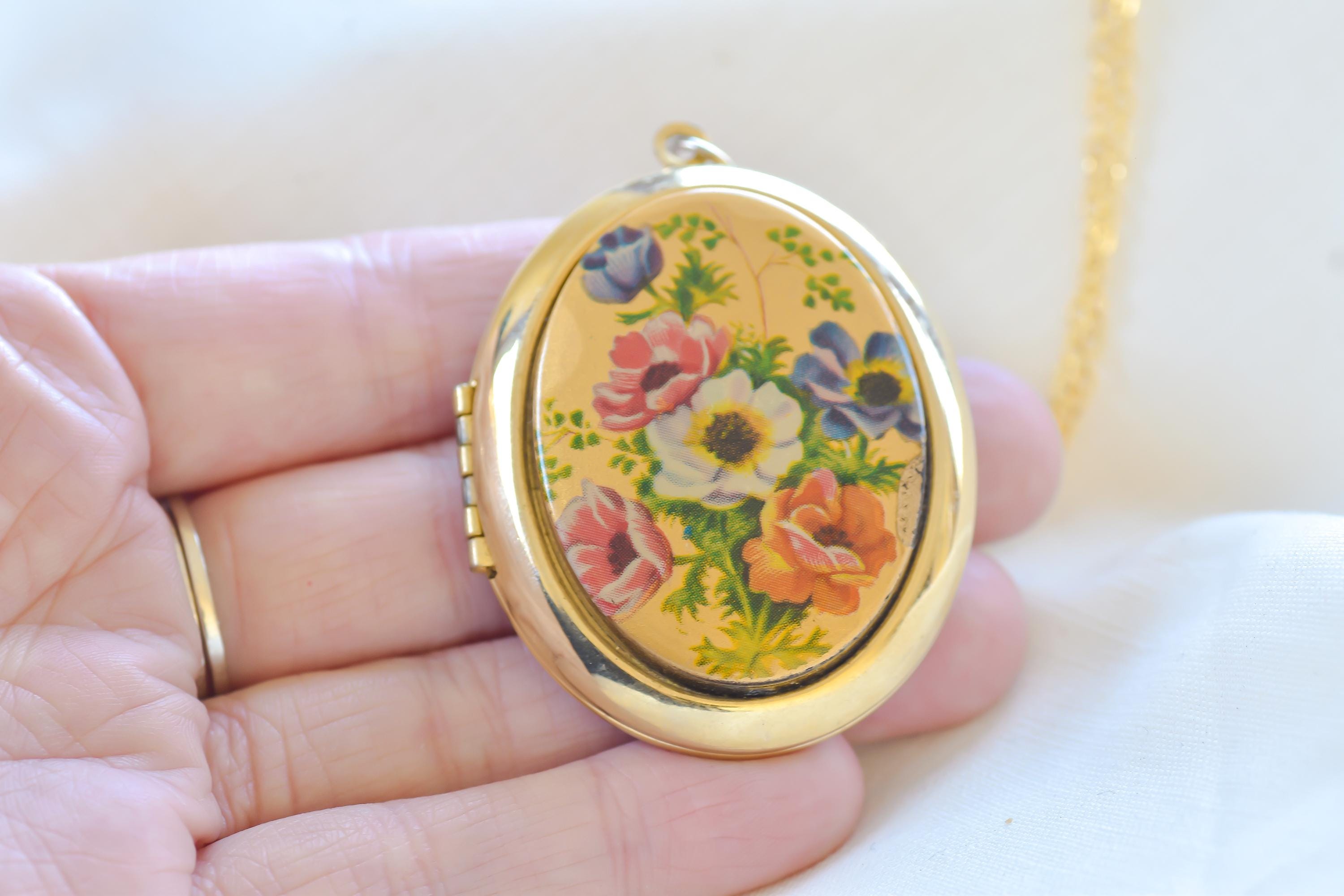 Antique Style Vintage Oval Locket Floral Pendant Necklace | Gold Plated Estate Charm Flower