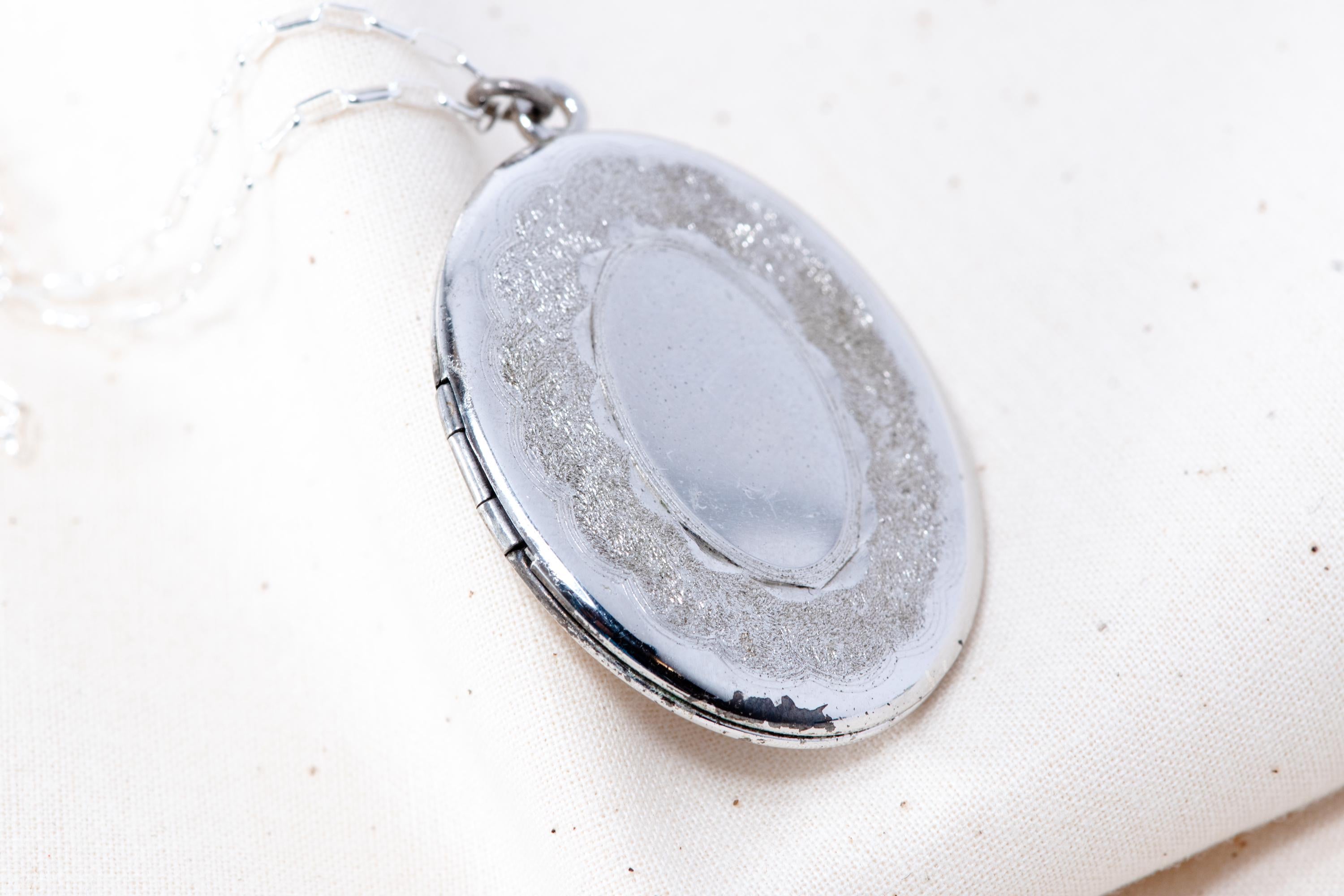 Vintage Silver Oval Locket Necklace  Photo Keepsake, Sterling Silver Chain