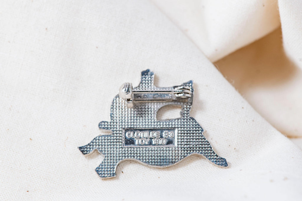 Vintage Sewing Machine Enamel Pin  Clotilde #3 Toy 1910, Quilter Gift